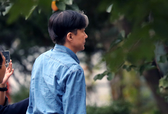 외출 후 귀가하는 조국 전 장관