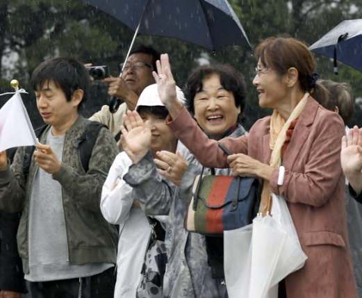 손 흔드는 일본 시민들