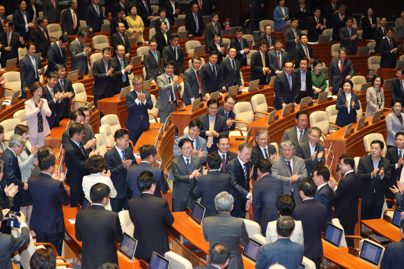 22일 오전 시정연설을 하기 위해 국회 본회의장을 찾은 문재인 대통령이 박수를 치며 환영하는 여당 의원들과 악수를 나누고 있다. 오장환 기자 5zzang@seoul.co.kr