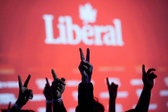 ‘V’ 그려보이는 캐나다 자유당 지지자들