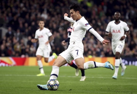 토트넘 홋스퍼 손흥민이 22일(현지시간) 영국 런던의 토트넘 홋스퍼 스타디움에서 열린 츠르베나 즈베즈다와의 2019-2020 UEFA 챔피언스리그 조별리그 B조 3차전 홈 경기에서 전반 16분과 44분 연이어 득점하며 팀을 5-0 승리로 이끌었다. AP 연합뉴스