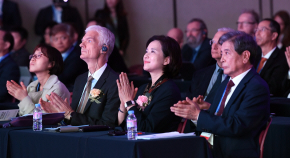 유은혜 사회부총리 겸 교육부 장관이  23일 경기도 고양시 일산 킨텍스에서 열린 2019 대한민국 미래교육 한마당 한-OECD 국제교육컨퍼런스에 참석해 공연을 보며 박수를 치고 있다. 2019. 10. 23 정연호 기자 tpgod@seoul.co.kr