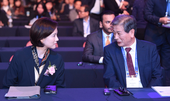 유은혜 사회부총리 겸 교육부 장관(왼쪽)과 김진경 국가교육회의 의장 23일 경기도 고양시 일산 킨텍스에서 열린 2019 대한민국 미래교육 한마당 한-OECD 국제교육컨퍼런스에 참석해 대화를 나누고 있다. 2019.10.23  정연호 기자 tpgod@seoul.co.kr