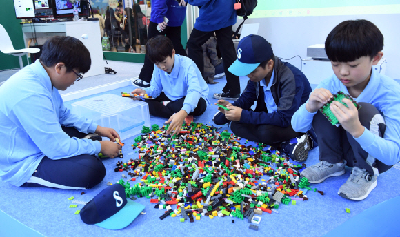 23일 경기도 고양시 일산 킨텍스에서 열린 2019 대한민국 미래교육 한마당 한-OECD 국제교육컨퍼런스를 찾은 학생들이 블럭을 맞춰보는 체험을 하고 있다.  2019. 10. 23 정연호 기자 tpgod@seoul.co.kr