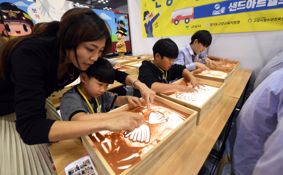 23일 경기도 고양시 일산 킨텍스에서 열린 2019 대한민국 미래교육 한마당 한-OECD 국제교육컨퍼런스를 찾은 학생들이 샌드아트 체험을 하고 있다.  2019. 10. 23 정연호 기자 tpgod@seoul.co.kr