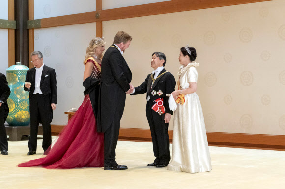일왕 나루히토와 마사코 왕비가 22일 일본 도쿄 고쿄(황거)에서 열린 궁정연회에서 빌럼 알렉산더르 국왕 부부의 축하를 받고 있다. 2019.10.23  일본 왕실 제공