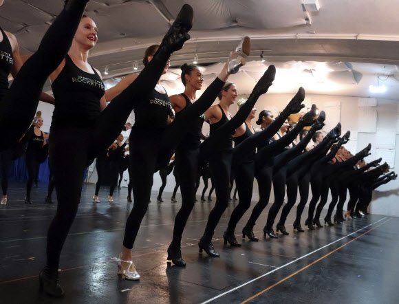 22일(현지시간) 미국 뉴욕 라디오 시티 뮤직홀의 전속 무용단 ‘로켓(Rockettes)’이 오는 11월부터 내년 1월까지 열리는 크리스마스 기념 공연을 앞두고 리허설을 하고 있다. AP 연합뉴스