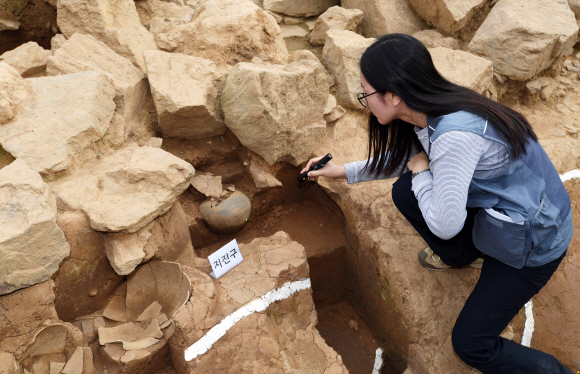 한성백제 왕실묘역인 석촌동 고분군(사적 제243호)에서 화장 후 분골과정을 거친 사람 뼈가 발굴됐다. 백제 고분에서 화장된 인골이 다량 발견된 것은 이번이 처음이다. 23일 서울 송파구 석촌동 고분군에서 조사단 관계자가 현장을 살펴보고 있다. 2019 .10. 23. 박윤슬 기자 seul@seoul.co.kr