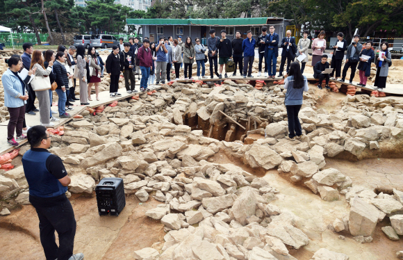 한성백제 왕실묘역인 석촌동 고분군(사적 제243호)에서 화장 후 분골과정을 거친 사람 뼈가 발굴됐다. 백제 고분에서 화장된 인골이 다량 발견된 것은 이번이 처음이다. 23일 서울 송파구 석촌동 고분군에서 현장설명이 진행되고 있다. 2019 .10. 23. 박윤슬 기자 seul@seoul.co.kr