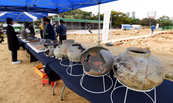 한성백제 왕실묘역인 석촌동 고분군(사적 제243호)에서 화장 후 분골과정을 거친 사람 뼈가 발굴됐다. 백제 고분에서 화장된 인골이 다량 발견된 것은 이번이 처음이다. 23일 서울 송파구 석촌동 고분군에서 발굴된 유물을 관계자들이 살펴보고 있다. 2019 .10. 23. 박윤슬 기자 seul@seoul.co.kr