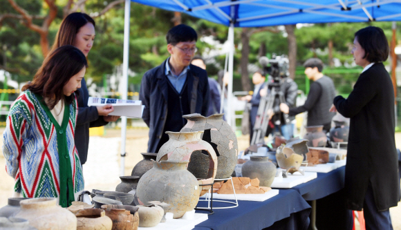 한성백제 왕실묘역인 석촌동 고분군(사적 제243호)에서 화장 후 분골과정을 거친 사람 뼈가 발굴됐다. 백제 고분에서 화장된 인골이 다량 발견된 것은 이번이 처음이다. 23일 서울 송파구 석촌동 고분군에서 발굴된 유물을 관계자들이 살펴보고 있다. 2019 .10. 23. 박윤슬 기자 seul@seoul.co.kr
