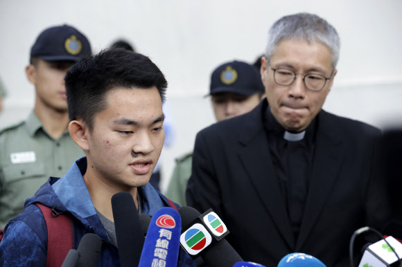 ‘범죄인 인도 법안’(송환법) 반대 대규모 시위를 촉발한 찬퉁카이(陳同佳)가 23일 오전 홍콩 픽욱 교도소에서 출소했다.  AP 연합뉴스