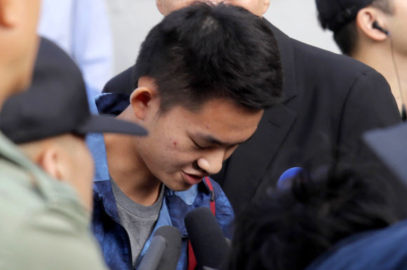 ‘범죄인 인도 법안’(송환법) 반대 대규모 시위를 촉발한 찬퉁카이(陳同佳)가 23일 오전 홍콩 픽욱 교도소에서 출소했다.  AP 연합뉴스