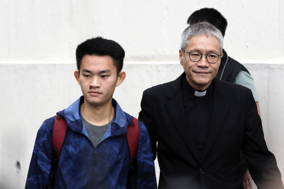 ‘범죄인 인도 법안’(송환법) 반대 대규모 시위를 촉발한 찬퉁카이(陳同佳)가 23일 오전 홍콩 픽욱 교도소에서 출소했다.  AP 연합뉴스