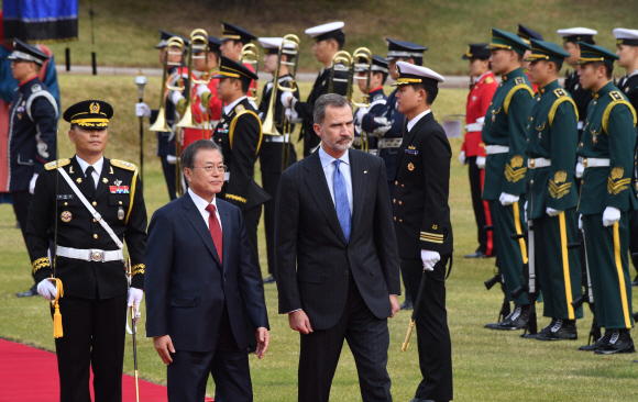 문재인 대통령이 23일  한국을 국빈 방문한 펠리페6세 스페인 국왕과 청와대 대정원에서 열린 공식환영식에 참석 하고 있다. 2019. 10.23. 도준석 기자pado@seoul.co.kr