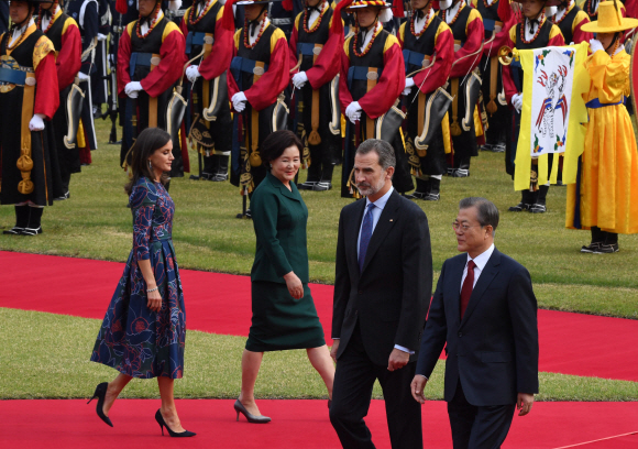 문재인 대통령이 23일  한국을 국빈 방문한 펠리페6세 스페인 국왕과 청와대 대정원에서 열린 공식환영식에 참석 하고 있다. 2019. 10.23. 도준석 기자pado@seoul.co.kr