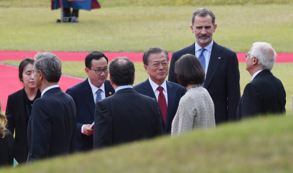 문재인 대통령이 23일  한국을 국빈 방문한 펠리페6세 스페인 국왕과 청와대 대정원에서 열린 공식환영식에 참석 하고 있다. 2019. 10.23. 도준석 기자pado@seoul.co.kr
