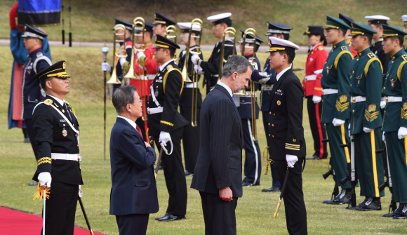 문재인 대통령이 23일  한국을 국빈 방문한 펠리페6세 스페인 국왕과 청와대 대정원에서 열린 공식환영식에 참석 하고 있다. 2019. 10.23. 도준석 기자pado@seoul.co.kr