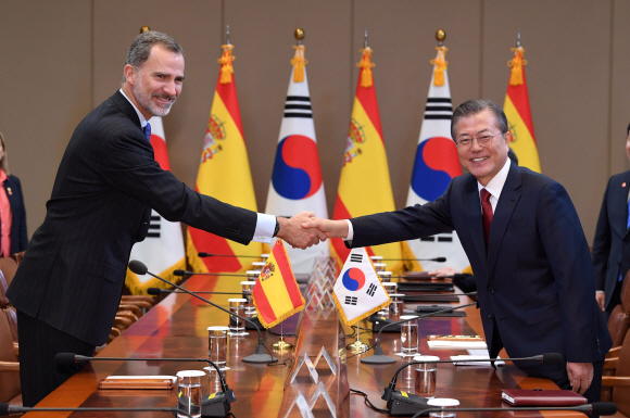 문재인 대통령이 23일 청와대에서 펠리페 6세 스페인 국왕과 정상회담에 앞서 악수하고 있다. 2019. 10.23. 도준석 기자pado@seoul.co.kr