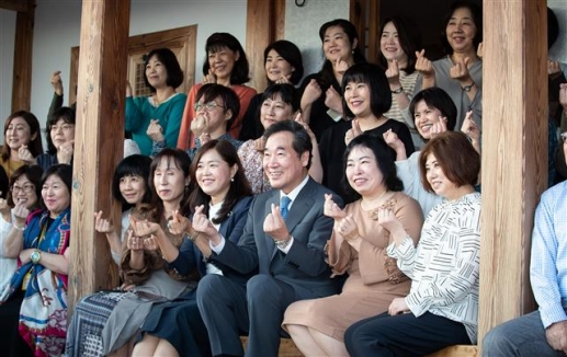한국어 수강생들 만난 이낙연 총리 ‘코리안 하트’