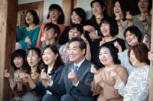 이낙연 총리, 한국어 수강생들과 ‘손가락 하트’
