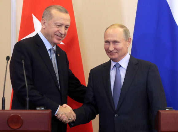블라디미르 푸틴(오른쪽) 러시아 대통령이 22일(현지시간) 소치를 방문한 레제프 타이이프 에르도안 터키 대통령과 악수를 하고 있다. 소치 로이터 연합뉴스