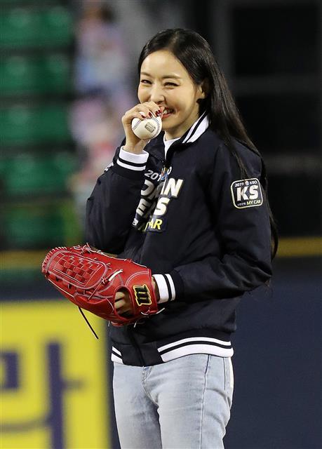 배우 이다희가 23일 오후 서울 잠실야구장에서 열린 프로야구 2019 신한은행 마이카 KBO리그 한국시리즈 2차전 키움 히어로즈와 두산 베어스의 경기에서 시구를 하고 있다. 2019.10.23 뉴스1