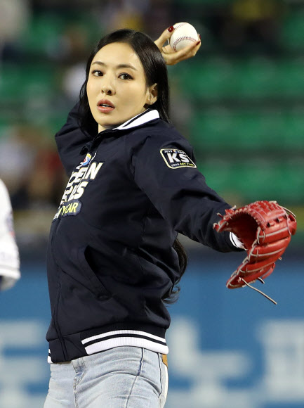 23일 서울 잠실야구장에서 열린 2019 KBO리그 한국시리즈 2차전 키움 대 두산 경기. 배우 이다희가 시구하고 있다. 2019.10.23  연합뉴스