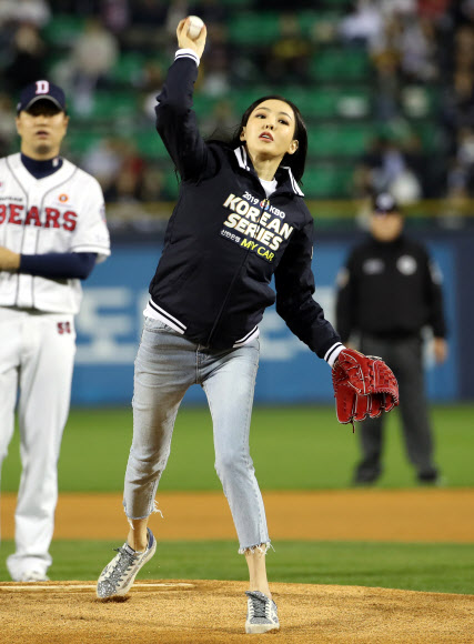 23일 서울 잠실야구장에서 열린 2019 KBO리그 한국시리즈 2차전 키움 대 두산 경기. 배우 이다희가 시구하고 있다. 2019.10.23  연합뉴스