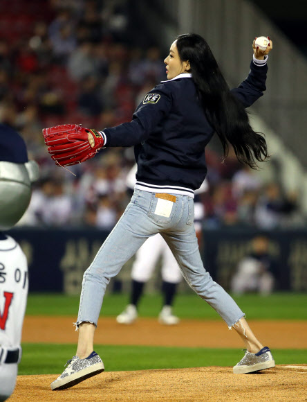 23일 서울 잠실야구장에서 열린 2019 KBO리그 한국시리즈 2차전 키움 대 두산 경기. 배우 이다희가 경기 전 시구를 하고 있다. 2019.10.23  연합뉴스