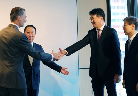 스페인 국왕과 악수하는 조원태 한진그룹 회장