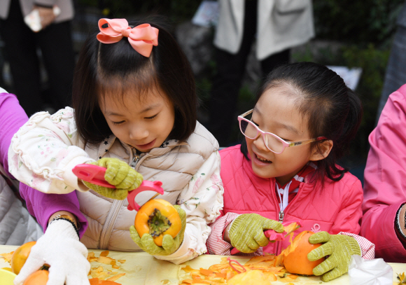 24일 서울 광진구 구립수호천사어린이집에서 열린 ‘3대가 나누는 핑크 바이러스 곶감 사랑 행사’에서 어르신들과 어린이들이 곶감을 만들고 있다. 2019. 10. 24. 박윤슬 기자 seul@seoul.co.kr