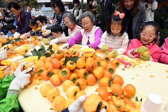 24일 서울 광진구 구립수호천사어린이집에서 열린 ‘3대가 나누는 핑크 바이러스 곶감 사랑 행사’에서 어르신들과 어린이들이 곶감을 만들고 있다. 2019. 10. 24. 박윤슬 기자 seul@seoul.co.kr