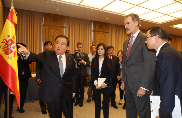 문희상 국회의장이 24일 오전 국회를 방문한 펠리페 6세 스페인 국왕에게 국회 접견실 벽면에 설치된 ‘정조대왕화성행행반차도’ 를 설명하고 있다. 2019. 10.24. 국회사진기자단