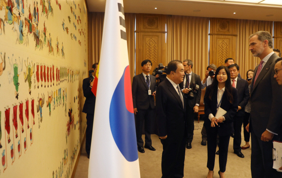 문희상 국회의장이 24일 오전 국회를 방문한 펠리페 6세 스페인 국왕에게 국회 접견실 벽면에 설치된 ‘정조대왕화성행행반차도’ 를 설명하고 있다. 2019. 10.24. 국회사진기자단