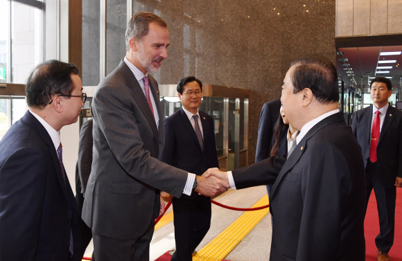 한국을 국빈 방문 중인 펠리페 6세 스페인 국왕이  24일 국회를 방문해 문희상 국회의장과 인사를 나누고 있다. 2019. 10.24. 국회사진기자단