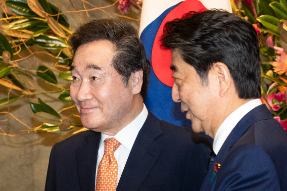 한-일 총리, 면담장으로