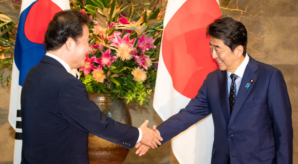 이낙연 총리, 아베 총리와 악수