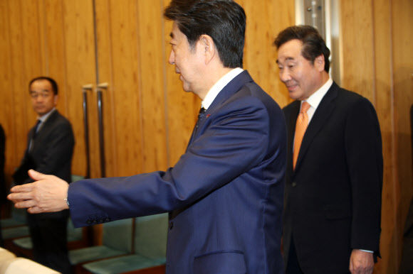 이낙연 총리 안내하는 아베 총리