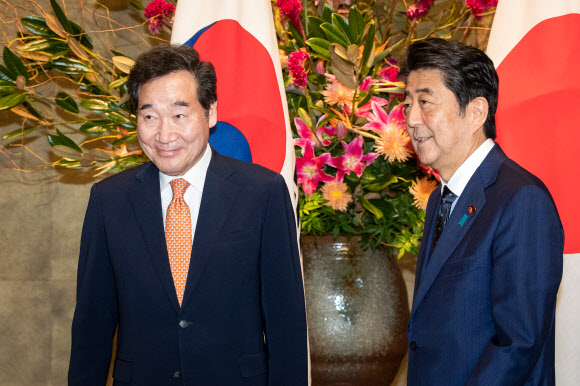 한-일 총리, 면담장으로