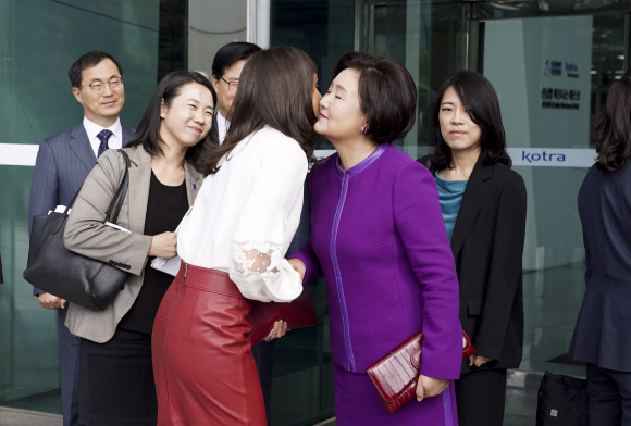 <청와대> 여사, 한.스페인 소셜벤처 간담회