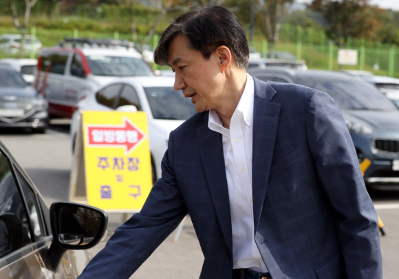 차량 탑승하는 조국 전 장관