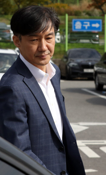 차량 탑승하는 조국 전 장관