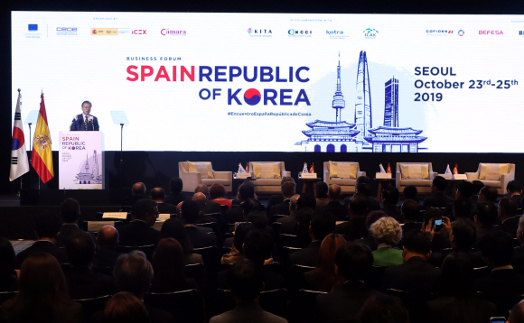 <청와대> 한.스페인 비즈니스 포럼/ 문재인 대통령이 24일 서울 종로구 포시즌스 호텔 서울에서 열린 한.스페인 비즈니스 포럼에 연설을 하고 있다. 2019. 10.24. 도준석 기자pado@seoul.co.kr