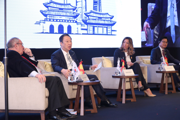 <청와대> 한.스페인 비즈니스포럼/ 박용만(왼쪽 두번째) 대한상공회의소 회장이 24일 서울 종로구 포시즌스 호텔 서울에서 열린 한-스페인 비즈니스 포럼에 인사말을 하고 있다. 2019. 10.24. 도준석 기자pado@seoul.co.kr