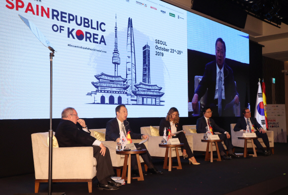 <청와대> 한.스페인 비즈니스포럼/ 박용만(왼쪽 두번째) 대한상공회의소 회장이 24일 서울 종로구 포시즌스 호텔 서울에서 열린 한-스페인 비즈니스 포럼에 인사말을 하고 있다. 2019. 10.24. 도준석 기자pado@seoul.co.kr