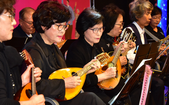 24일 서울 강서구 KBS스포츠월드 아레나에서 열린 ‘2019 어르신 생활체육 경연대회’에 기관별로 참가한 어르신들이 갈고 닦은 기량을 뽐내고 있다. 2019.10.24    이종원 선임기자 jongwon@seoul.co.kr