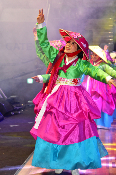 24일 서울 강서구 KBS스포츠월드 아레나에서 열린 ‘2019 어르신 생활체육 경연대회’에 기관별로 참가한 어르신들이 갈고 닦은 기량을 뽐내고 있다. 2019.10.24    이종원 선임기자 jongwon@seoul.co.kr