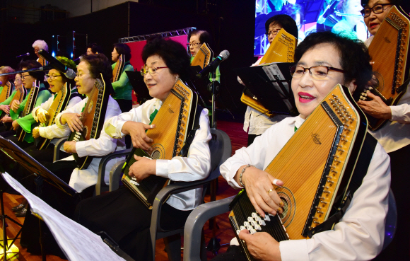 24일 서울 강서구 KBS스포츠월드 아레나에서 열린 ‘2019 어르신 생활체육 경연대회’에 기관별로 참가한 어르신들이 갈고 닦은 기량을 뽐내고 있다. 2019.10.24    이종원 선임기자 jongwon@seoul.co.kr