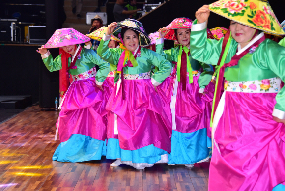 24일 서울 강서구 KBS스포츠월드 아레나에서 열린 ‘2019 어르신 생활체육 경연대회’에 기관별로 참가한 어르신들이 갈고 닦은 기량을 뽐내고 있다. 2019.10.24    이종원 선임기자 jongwon@seoul.co.kr